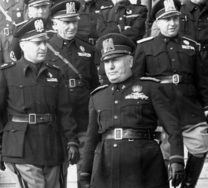 Mussolini na paradzie wojskowej (zdjęcie czarno-białe)