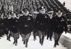 Mussolini na paradzie wojskowej (zdjęcie czarno-białe)
