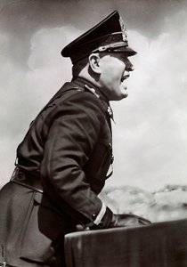 Mussolini wygłasza przemówienie (zdjęcie czarno-białe)