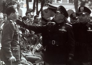 Mussolini pozdrawiający żołnierza (zdjęcie czarno-białe)