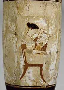 Strychowy biały lekythos ozdobiony kobietą grającą na cytarze (glazurowana terakota) autorstwa Achilles Painter
