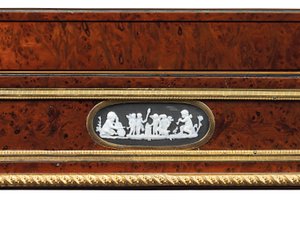 Późne Ludwika XVI ormolu i kamea zadziory z drewna cisowego i mahoniowego travailleuse (ormolu, cis i mahoń) autorstwa Adam Weisweiler