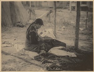 [Kobieta z narodu Meskwaki zajmująca się koralikami].
