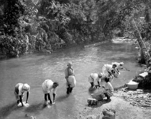 Kobiety piorące ubrania w rzece, Port Antonio, Jamajka, ok. 1905 r.