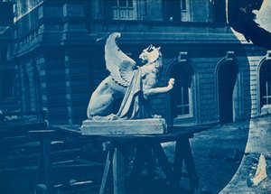 Rzeźba gryfa na placu budowy w Marsylii (Rzeźba gryfa na placu budowy w Marsylii)
