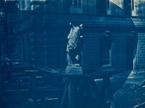 Rzeźba gryfa na placu budowy w Marsylii (Rzeźba gryfa na placu budowy w Marsylii)