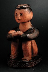 Siedząca postać mężczyzny z nagłówkiem, Tsonga, Mozambik, k. XIX w. (drewno) autorstwa African