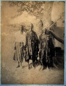 Trzech Senegalczyków w tradycyjnych strojach (zdjęcie czarno-białe)