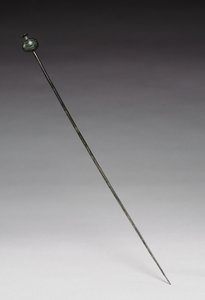 Garment Pin, ok. 1400 pne (odlew i kuty brąz) autorstwa Age Bronze