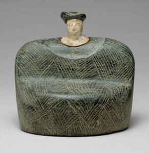Głowa topora z otworem na szyb z demonem o ptasiej głowie, dzikiem i smokiem, ok. 1930 r. koniec III – początek II tysiąclecia p.n.e. (alabaster) autorstwa Age Bronze