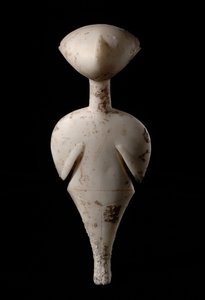 Statuetka kobiety: „Gwiezdny obserwator”, ok. 3000 pne (marmur)
