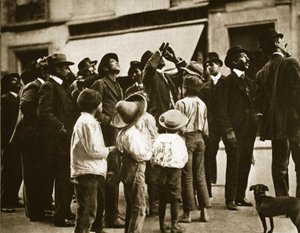 Tłum uliczny w Mexico City obserwujący kometę Halleya, kwiecień 1910 r. autorstwa Agustin Victor Casasola