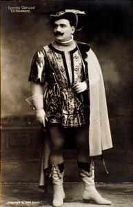 Śpiewak Enrico Caruso w operze Il Trovatore Giuseppe Verdiego (zdjęcie czarno-białe) autorstwa Aime Dupont