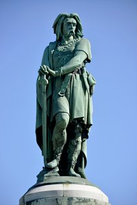 Kolosalna statua Wercyngetoryksa (72-46 pne), przywódcy galijskiego - Rzeźba Millet Aime (1819-1891) 6,60 m erige w 1865 na zachodniej części Mont Auxois (podstawa 7 m wysokości autorstwa Viollet Le Duc) Alise Sainte Reine 1865