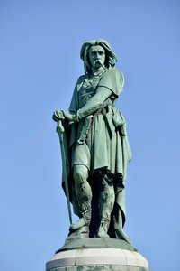 Kolosalny posąg Wercyngetoryksa (72-46 pne), przywódcy galijskiego - Rzeźba Millet Aime (1819-1891) 6,60 m eryge w 1865 na zachodniej części Mont Auxois (podstawa 7 m wysokości autorstwa Viollet Le Duc) Alise Sainte Reine 1865