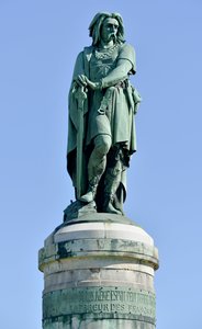 Kolosalny posąg Wercyngetoryksa (72-46 pne), przywódcy galijskiego - Rzeźba Millet Aime (1819-1891) 6,60 m eryge w 1865 na zachodniej części Mont Auxois (podstawa 7 m wysokości autorstwa Viollet Le Duc) Alise Sainte Reine 1865