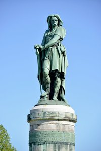 Kolosalny posąg Wercyngetoryksa (72-46 pne), przywódcy galijskiego - Rzeźba Millet Aime (1819-1891) 6,60 m eryge w 1865 na zachodniej części Mont Auxois (podstawa 7 m wysokości autorstwa Viollet Le Duc) Alise Sainte Reine 1865