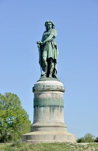 Kolosalny posąg Wercyngetoryksa (72-46 pne), przywódcy galijskiego - Rzeźba Millet Aime (1819-1891) 6,60 m eryge w 1865 na zachodniej części Mont Auxois (podstawa 7 m wysokości autorstwa Viollet Le Duc) Alise Sainte Reine 1865