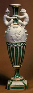Wazon Minton ozdobiony figurami z porcelany Parian, ok. 1855 (porcelana kostna)