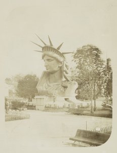 Głowa Statuy Wolności na wystawie w parku w Paryżu, 1883 r.