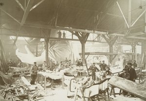 Mężczyźni w warsztacie wykuwają blachy miedziane pod budowę Statuy Wolności, 1883 r.