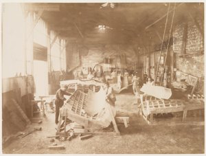 Mężczyźni w warsztacie formującym blachy miedziane do budowy Statuy Wolności, Paryż, 1883