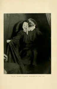 Eva Carrière produkująca ektoplazmę, Paryż, 8 maja 1912, z książki Alberta von Schrenck-Notzinga „Zjawiska materializacji: wkład w badania nad teleplastikami mediumistycznymi” autorstwa Albert Freiherr von Schrenck Notzing