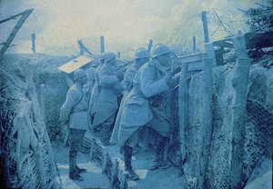 Francuski posterunek nasłuchowy: żołnierze w okopach na froncie zachodnim, Francja, 1916 (autochrome) autorstwa Albert Samama Chikli