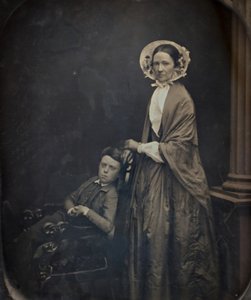 Bez tytułu Kobieta w czepku i szaliku z siedzącym synem, c. 1850. Twórcy: Albert Sands Southworth, Josiah Johnson Hawes. autorstwa Albert Sands Southworth, Josiah Johnson Hawes