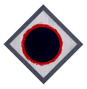 Niebieski okrąg na czerwonym diamencie, 2022 (emalia i pióro na karcie) autorstwa Alex Dunn