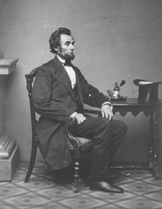 Abraham Lincoln, portret pełnometrażowy, w pozycji siedzącej, 1861
