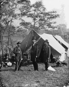 Abraham Lincoln z Allanem Pinkertonem i generałem dywizji Johnem A. McClernandem, 1862 autorstwa Alexander Gardner