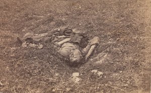 Żołnierz Konfederacji [na polu bitwy pod Antietam], wrzesień 1862. autorstwa Alexander Gardner