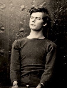 Lewis Powell w żelazkach na nadgarstki na pokładzie USS Saugus, 1865 r autorstwa Alexander Gardner