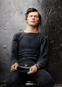 Lewis Powell w żelazkach na nadgarstki na pokładzie USS Saugus, 1865 r