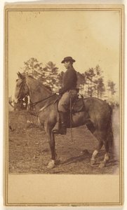 [Mężczyzna w kapeluszu, z profilu, na koniu]. autorstwa Alexander Gardner