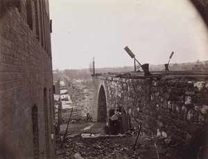 Ruiny mostu kolejowego Richmond & Petersburg, Richmond, Wirginia, ca. 1865. autorstwa Alexander Gardner