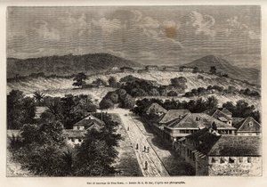 Rue et barracks de Freetown, Sierra Leone, rycina według rysunku A. de Bar, ilustrująca podróż na Wybrzeże Afrykańskie w 1868 r., autorstwa wiceadmirała Fleuriot de Langles, opublikowana w „Le tour du monde” 1873, pod redakcją autorstwa Edouarda Chartona, 