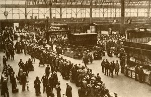 „Kolejka wczasowiczów czekających na pociągi na stacji Waterloo w Londynie”, 1930. autorstwa Alfieri