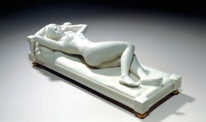 Sevres biszkoptowa figura leżącej nagości, „Le Repos” autorstwa Alfred Boucher