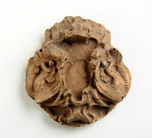 Makieta do łuku z kluczem z alegorią miłości (brązowy tynk) autorstwa Alfred Gilbert