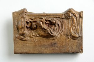 Makieta do panelu z siedzącą postacią (tynk malowany) autorstwa Alfred Gilbert