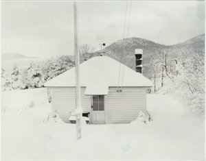 Pierwszy śnieg i mały domek autorstwa Alfred Stieglitz