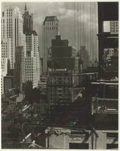 Z mojego okna w amerykańskim miejscu, północ, 1931. autorstwa Alfred Stieglitz