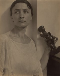 Georgia O’Keeffe z rzeźbą Matisse’a autorstwa Alfred Stieglitz