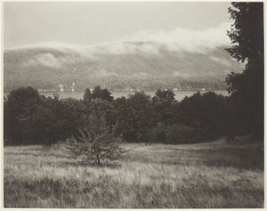 Jezioro George ze wzgórza autorstwa Alfred Stieglitz