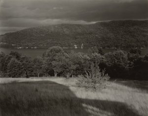 Jezioro George widziane ze wzgórza autorstwa Alfred Stieglitz