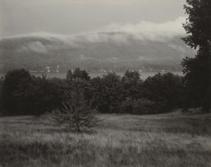 Jezioro George widziane ze wzgórza autorstwa Alfred Stieglitz