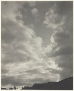 Muzyka - sekwencja dziesięciu fotografii chmur, nr II autorstwa Alfred Stieglitz