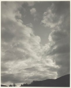 Muzyka - sekwencja dziesięciu fotografii chmur, nr II, 1922. autorstwa Alfred Stieglitz